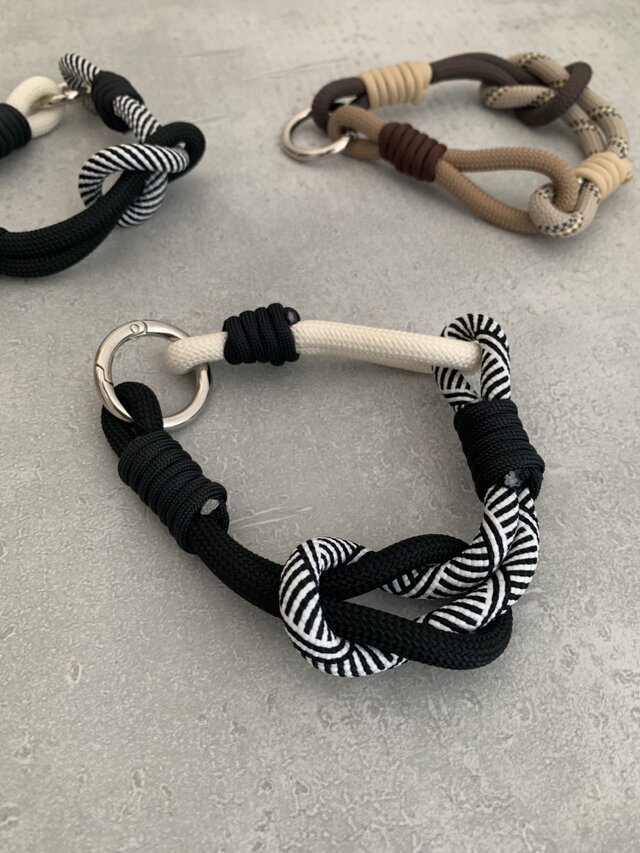 大人かわいい　インフィニティ ハンドストラップ   スマホストラップ　パラコード