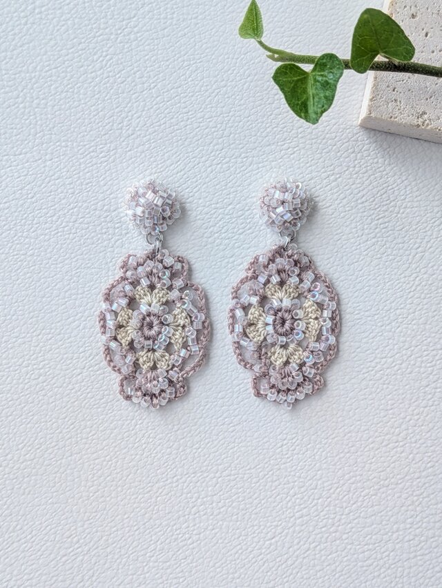 バイカラーオーバルモチーフ　イヤリングorピアス(ピンクベージュ&オフホワイト)/No.25-0703