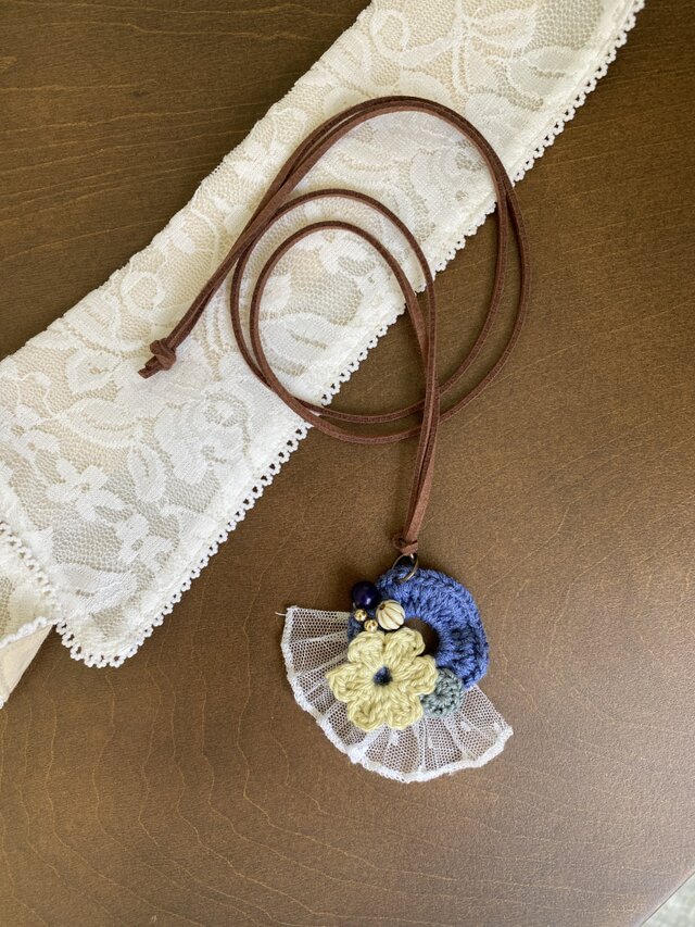 小さな宝石箱みたいな花モチーフネックレス