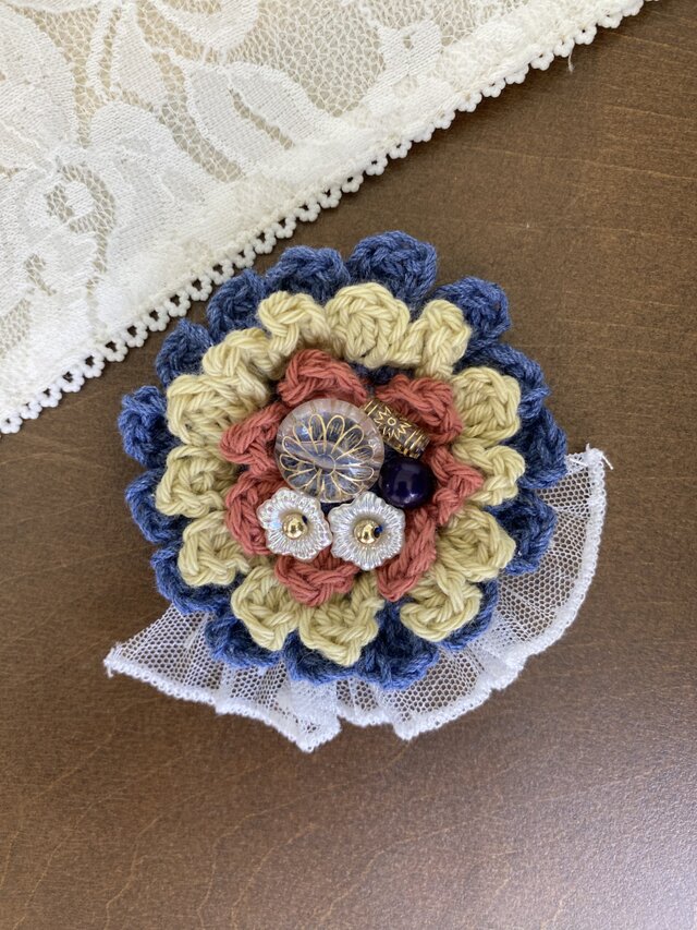 主役級大輪の花モチーフブローチ