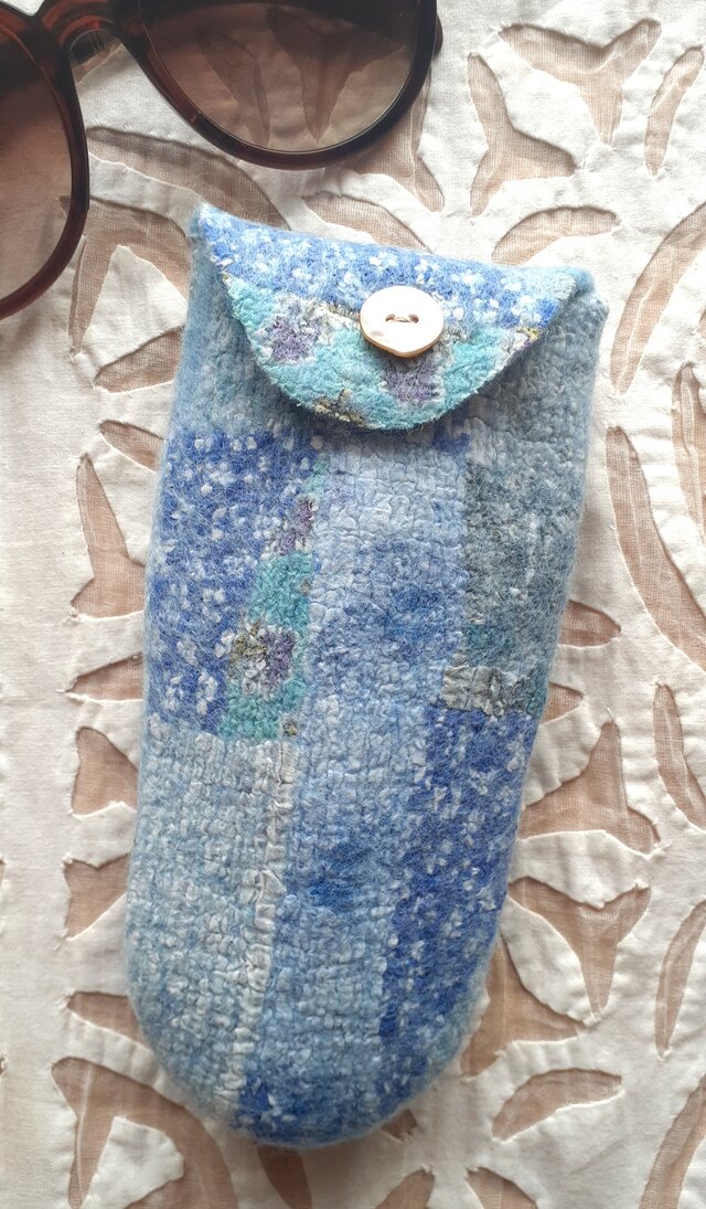 眼鏡ケース：ブルー グラデーション 花柄〈インド綿・ブロックプリント・羊毛フェルト・布フェルト・ポーチ・緑〉