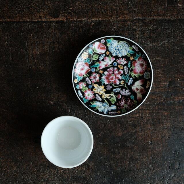 黒にカラフルな花尽くし◇中国景徳鎮 色絵カップ＆ソーサー 茶器