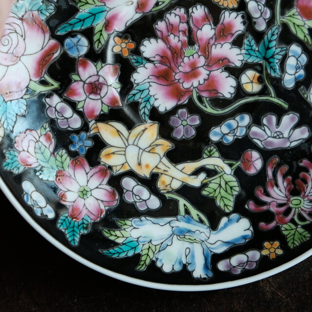 黒にカラフルな花尽くし◇中国景徳鎮 色絵カップ＆ソーサー 茶器