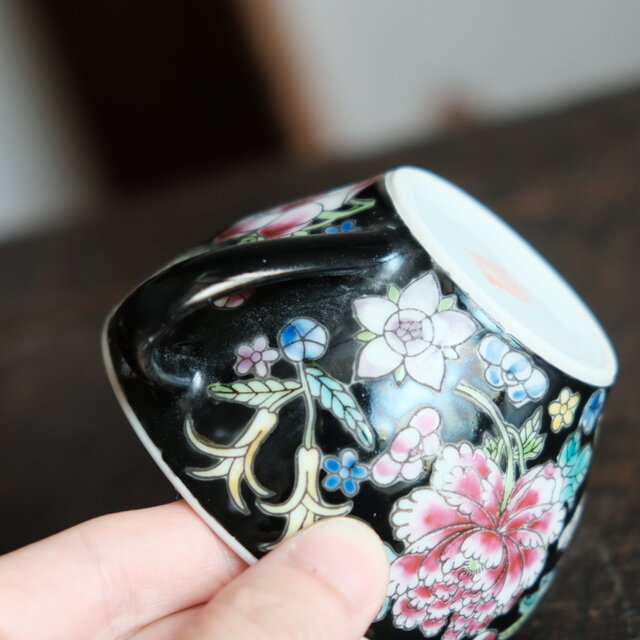 黒にカラフルな花尽くし◇中国景徳鎮 色絵カップ＆ソーサー 茶器