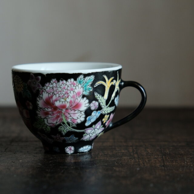 黒にカラフル草花◇中国景徳鎮 色絵カップ 器 シノワズリ チャイナ