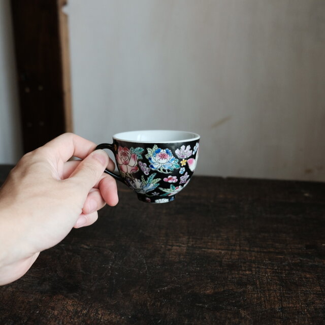 黒にカラフル草花◇中国景徳鎮 色絵カップ 器 シノワズリ チャイナ