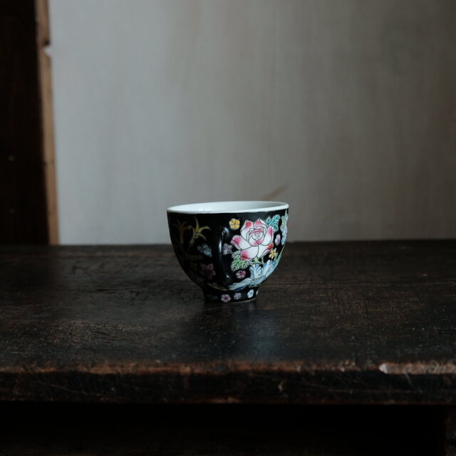 黒にカラフル草花◇中国景徳鎮 色絵カップ 器 シノワズリ チャイナ