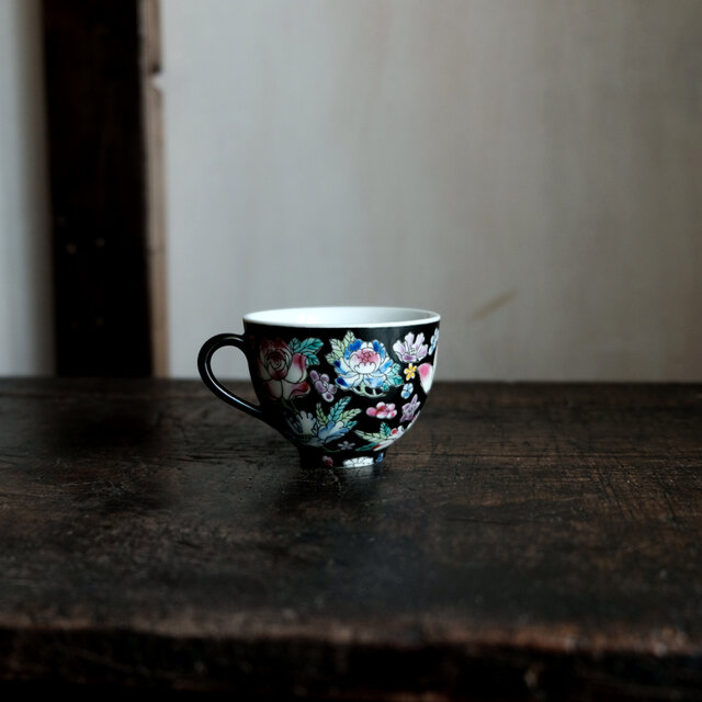 黒にカラフル草花◇中国景徳鎮 色絵カップ 器 シノワズリ チャイナ
