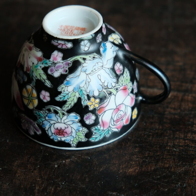 黒にカラフル草花◇中国景徳鎮 色絵カップ 器 シノワズリ チャイナ
