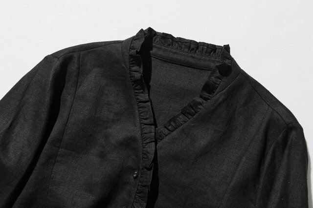 リネン フリル付き黒シャツ 長袖 フリルデティールの立体裁断シャツ 長袖 リネンシャツ ブラック 250809