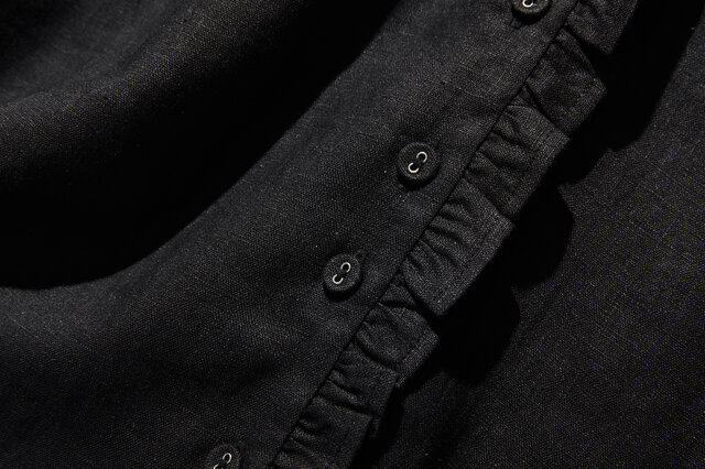 フリルデティールの立体裁断シャツ 長袖 リネンシャツ ブラック 250809