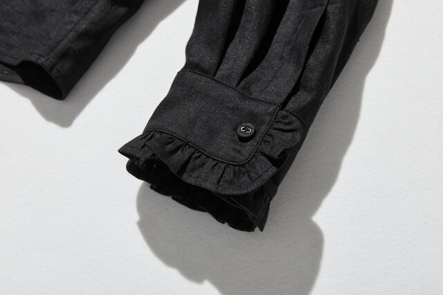 フリルデティールの立体裁断シャツ 長袖 リネンシャツ ブラック 250809