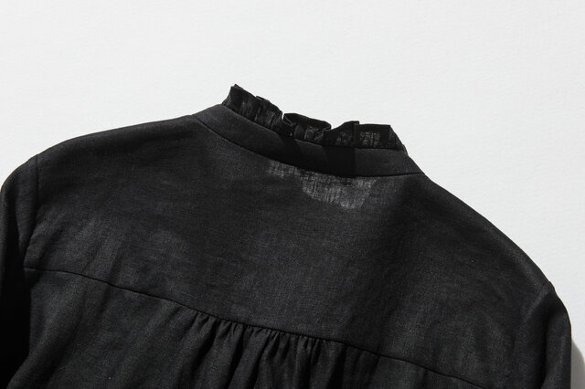フリルデティールの立体裁断シャツ 長袖 リネンシャツ ブラック 250809
