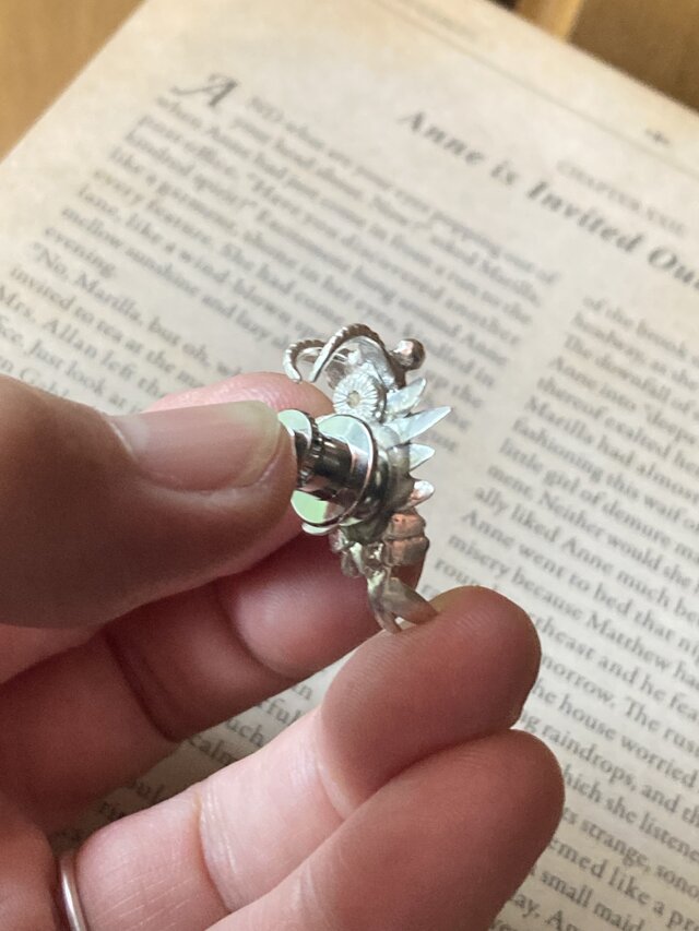 アノマロカリスピンブローチ | iichi 日々の暮らしを心地よくする