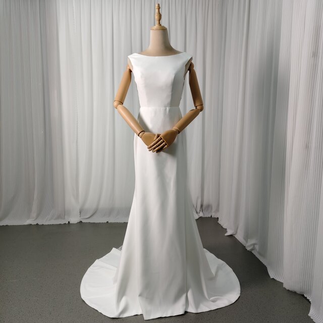 ウェディングドレス ノースリーブ 細見えシルエット 美しいバックレース 華やかなトレーン 結婚式