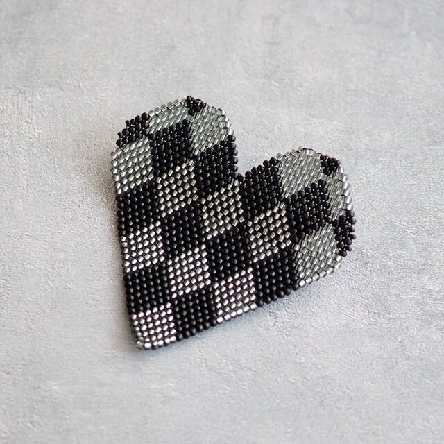 ダイヤモンドチェックハート3のビーズブローチ（ブラック×ブラックシルバー）【受注】