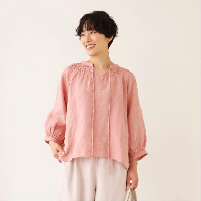 ハンドメイド感たっぷりのチュックドブラウス リネン100％ リネン