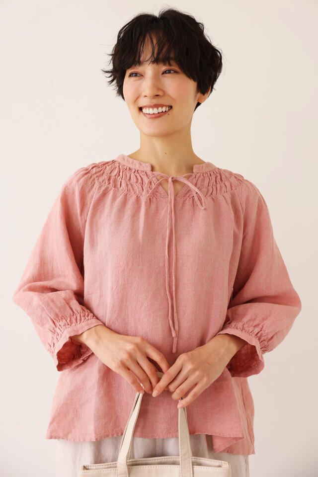ハンドメイド感たっぷりのチュックドブラウス リネン100％ リネン