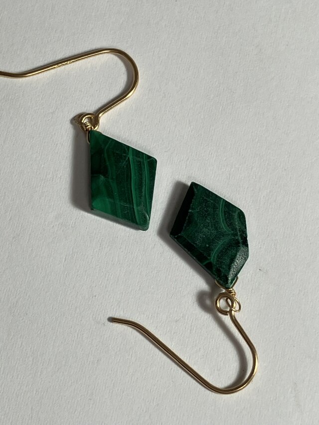 くじゃく石のラフロックカットピアス