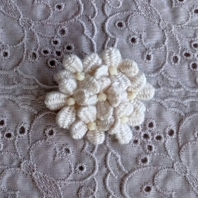小さい花束みたいな刺繍ブローチ　コサージュ　グレーベージュ