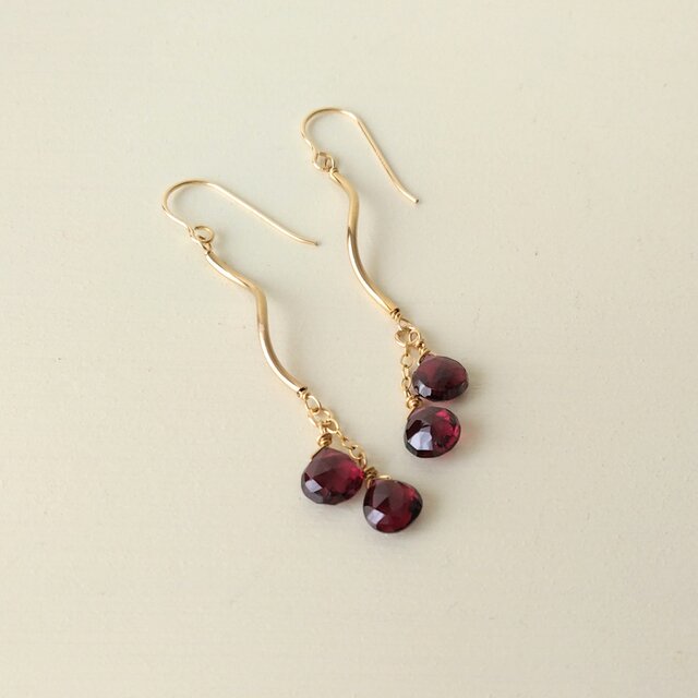 ガーネットウェーブピアス(14kgf)