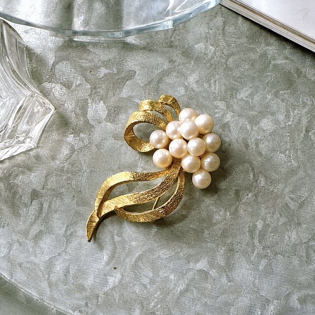 SC143-ヴィンテージブローチ U.S.A. 1970s Faux Pearl Bouquet Gold Tone