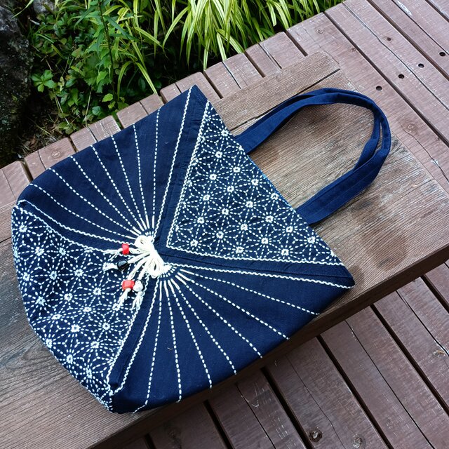 天然藍染・刺し子【一点もの丁寧な手しごとトートバッグ・手提げバッグ（大）】ワンポイントに山珊瑚付き 250813-1