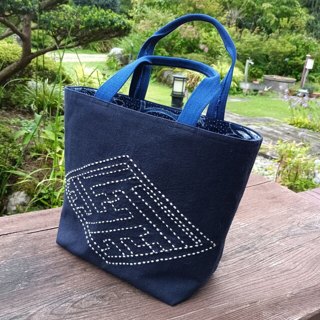 天然藍染・刺し子【一点もの丁寧な手しごとトートバッグ・手提げバッグ】B 背面に刺し子のポケット付き250813-3