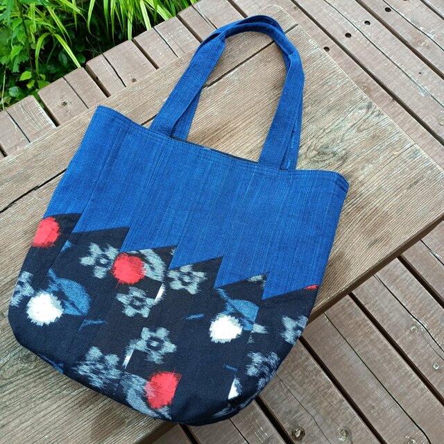 天然藍染とかすりの出会いから生まれた心和むトートバッグ 手仕事一点物 【大】裏地はダルマ　250813-4