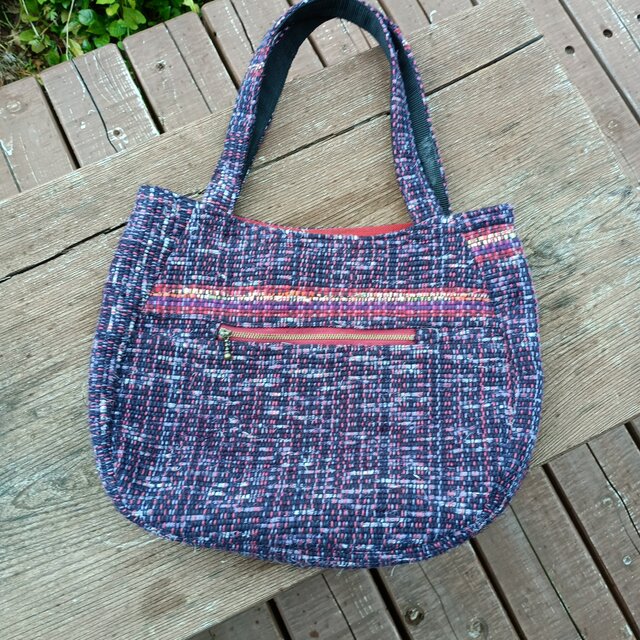 裂き織りが紡ぐ、あなただけの一点ものバッグ(トートバッグ・手提げバッグ) 【後ろファスナー付き・赤紫・底丸型】250813-7