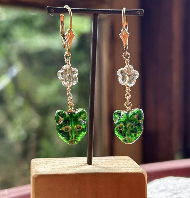 猫と花◇チェコガラスK14GFピアス（K24フック変更可）◇１点限定◇