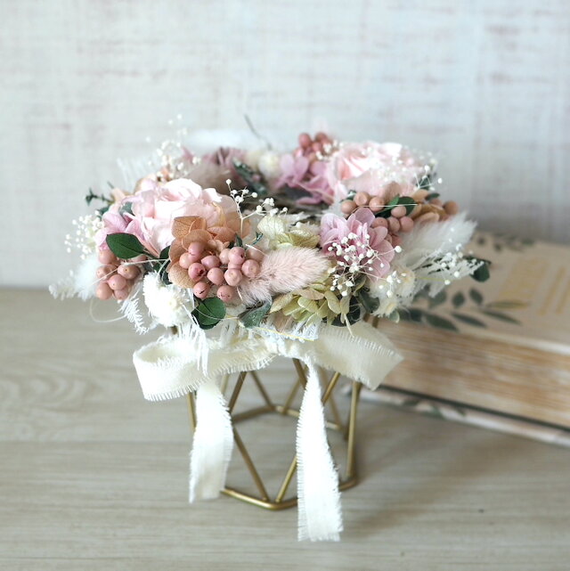 優しいピンクのアイアンアレンジメント