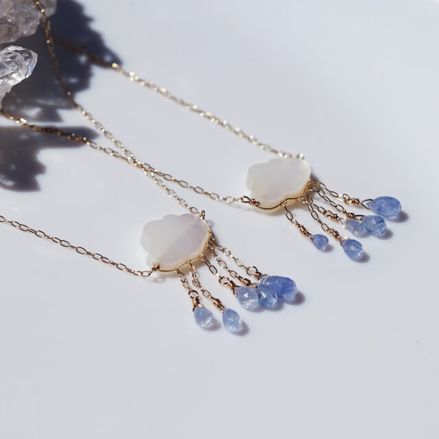 K10製サファイアの雨を降らせる白蝶貝の雲のネックレス ～秋時雨（あき