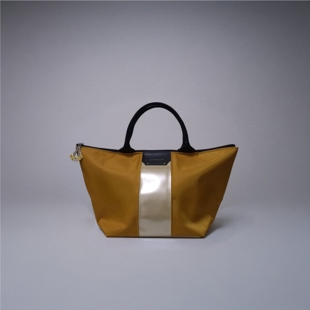 エナメルラインが目を引くナイロン舟形トート