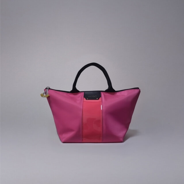 エナメルラインが目を引くナイロン舟形トート