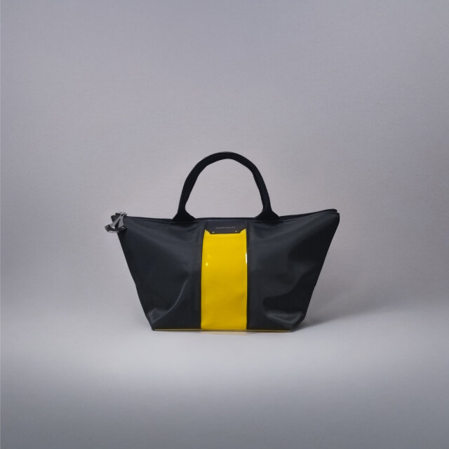 エナメルラインが目を引くナイロン舟形トート