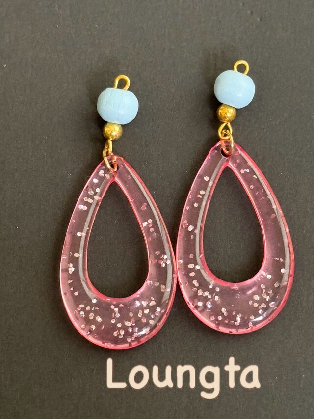 送料無料‼️ウッドビーズライトグレー ピンクの可愛い大ぶりピアス プチプラピアス 樹脂ピアス