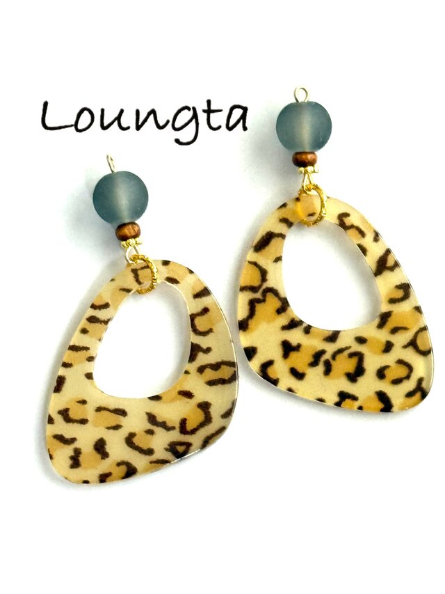 送料無料‼️ヒョウ柄ピアス 大ぶり グレーガラスビーズ 樹脂ピアス