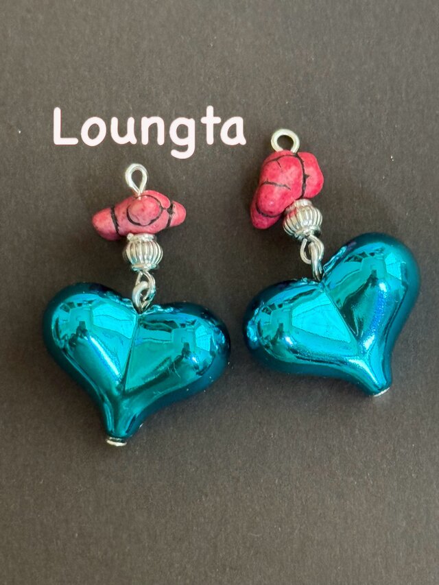 送料無料‼️メタルハートブルーとレッドターコイズのカッコいい可愛いピアス 樹脂ピアス