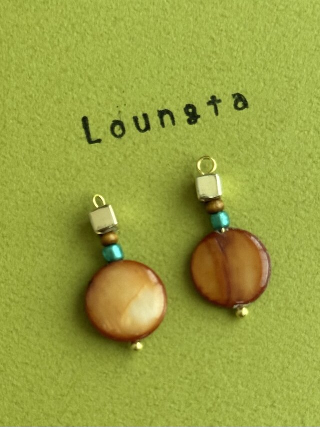 送料無料‼️シェルピアス とっても軽いです