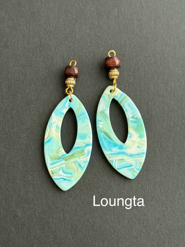 送料無料‼️ブルーチャーム ウッドビーズピアス 大ぶりピアス 夏ピアス