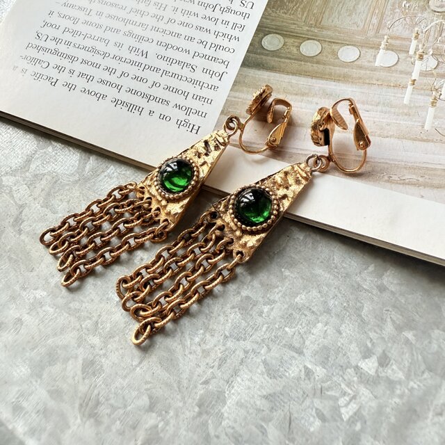 Y1183-ヴィンテージイヤリング U.S.A. Green Cabochon Gold Tone Chain Fringe