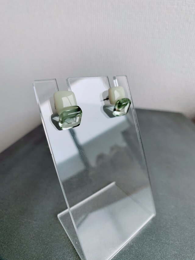 W四角ガラスピアス