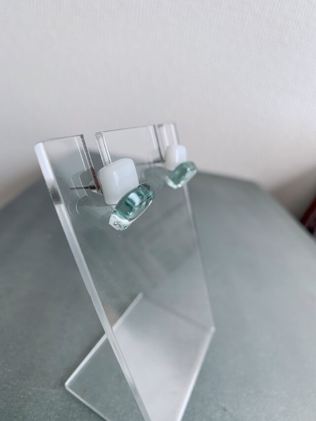 W四角ガラスピアス