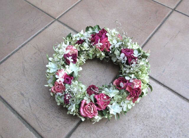 薔薇のリース | iichi 日々の暮らしを心地よくするハンドメイド