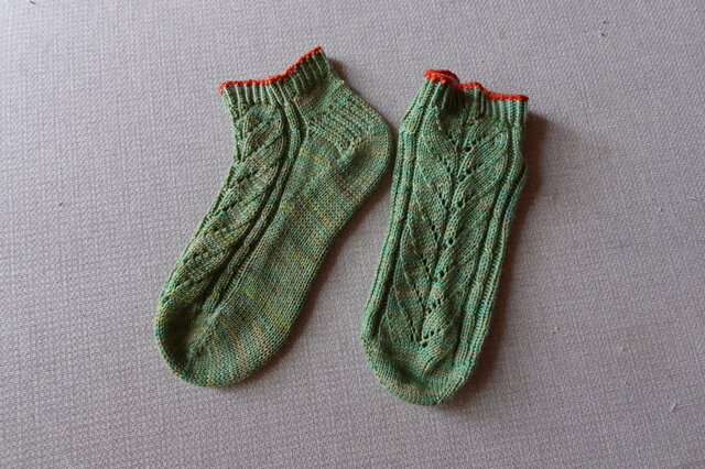 No.1553 手染め毛糸の手編み靴下 | iichi 日々の暮らしを心地よくする