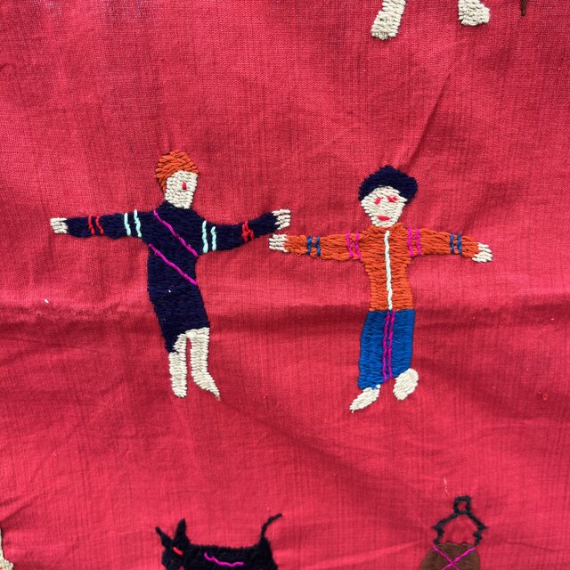 ミャンマー・チン族手刺繍布【レッド】Lot.5 | iichi 日々の暮らしを