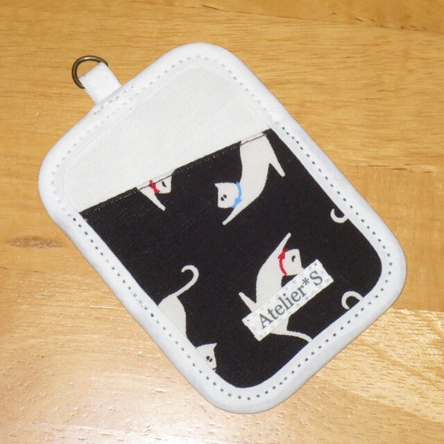 パスケース★白ネコ柄（黒）