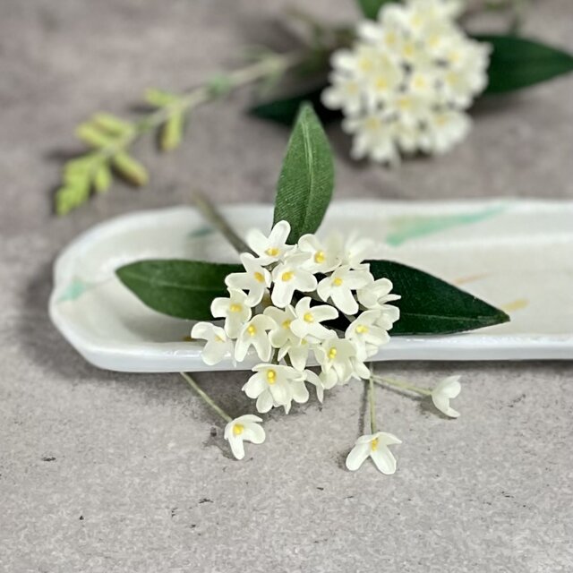 ハンドメイド布花 布花 白く小さな可憐な花姿。控えめな香りの銀木犀のコサージュ