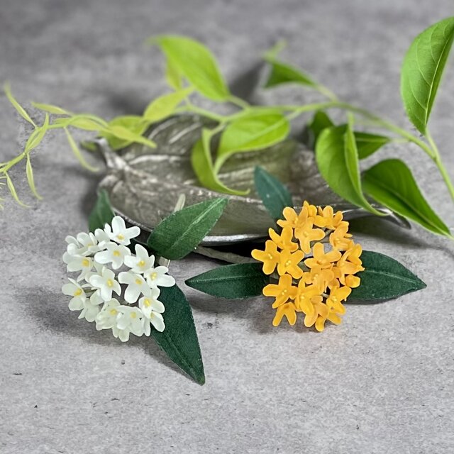 ハンドメイド布花 布花 白く小さな可憐な花姿。控えめな香りの銀木犀のコサージュ